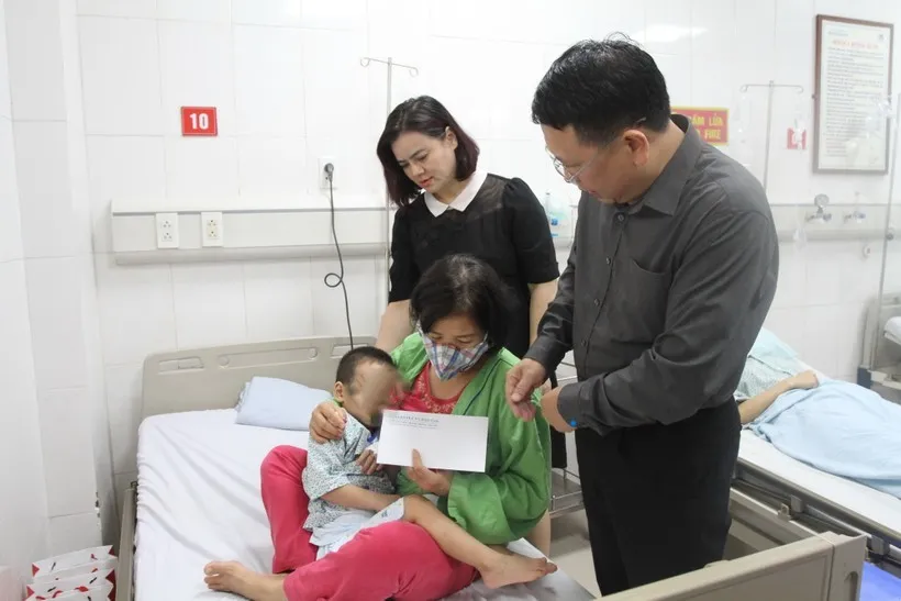 Ông Trần Văn Đạt hỏi thăm và trao quà cho cháu bé nằm viện hiện đang học trường mầm non tại quận Thanh Xuân. chay chung cu mimi.jpeg