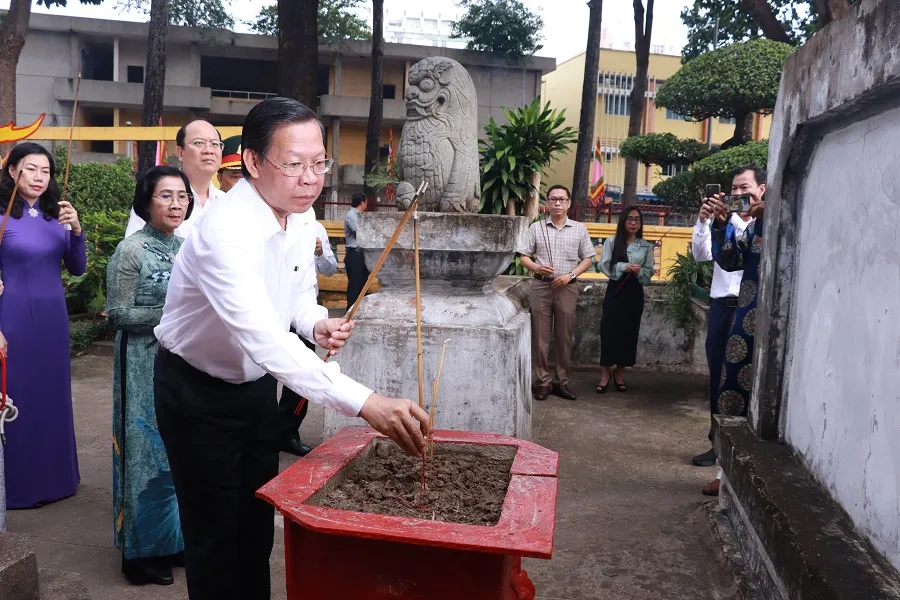 Ông Phan Văn Mãi, Chủ tịch UBND TP.HCM thắp hương tại mộ Đức Thượng Công Tả quân Lê Văn Duyệt. Ảnh: VĂN HÀ phan-van-mai2.JPG