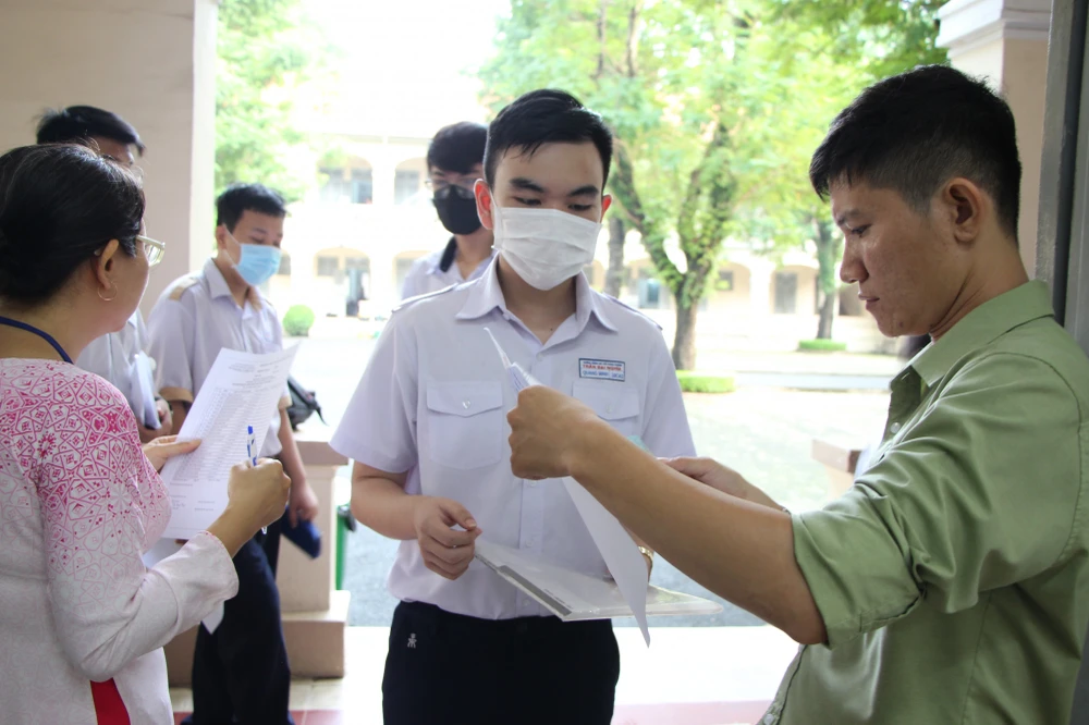 Thí sinh tham dự kỳ thi chọn HSG THPT sáng 19-9. Ảnh: YH thi chon HSG.jpg