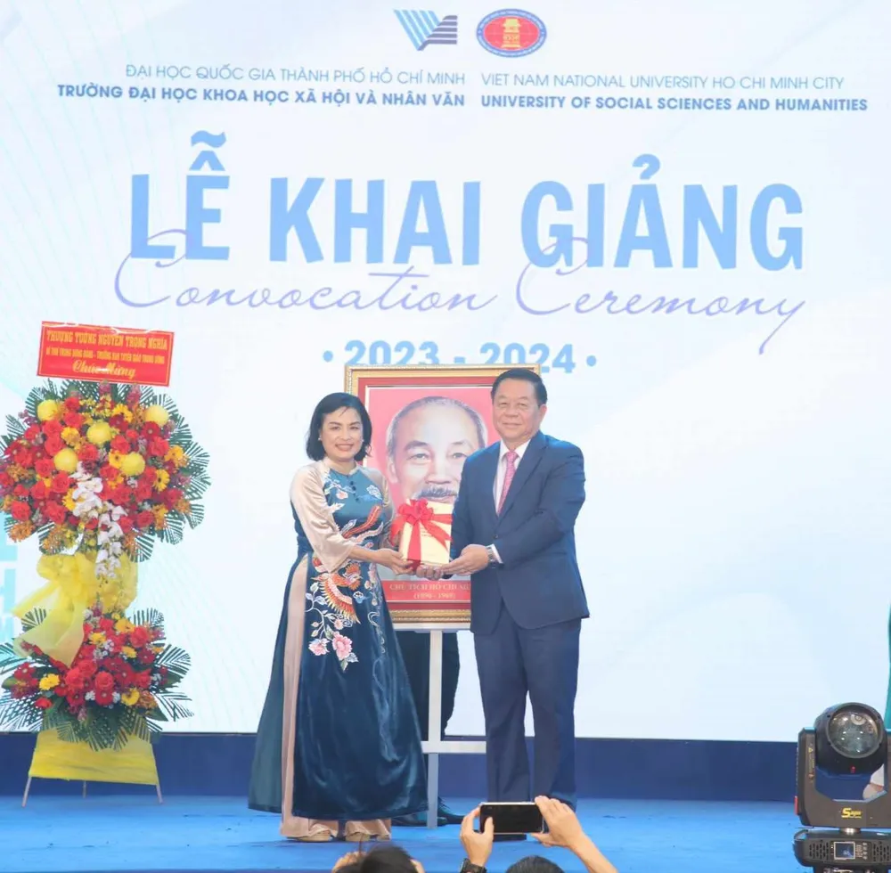 Bí thư Trung ương Đảng, Trưởng ban Tuyên giáo Trung ương Nguyễn Trọng Nghĩa tặng bức chân dung Chủ tịch Hồ Chí Minh và bộ sách của Tổng bí thư Nguyễn Phú Trọng cho Trường Đại học Khoa học Xã hội và Nhân văn. Ảnh: Nguyễn Quyên truong nhan van khai giang.jpg