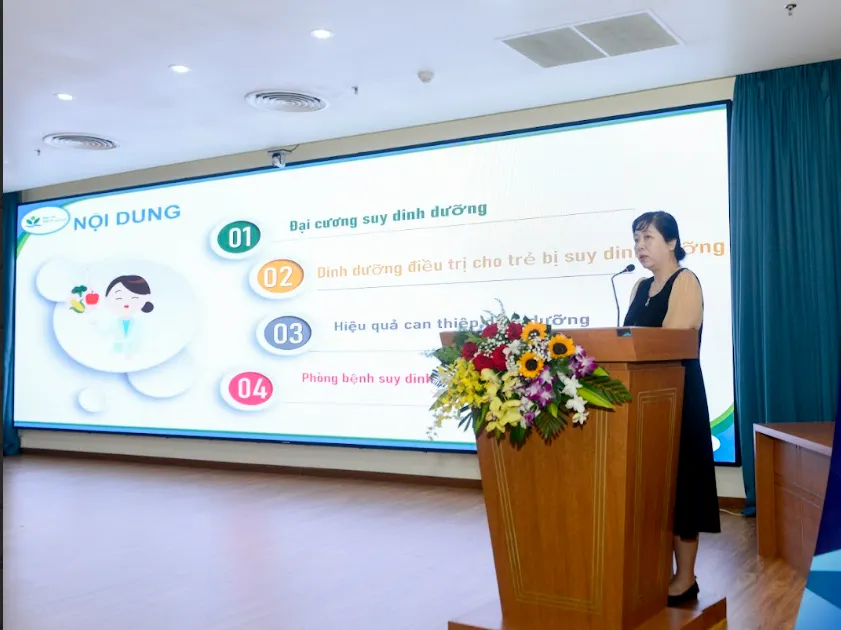 Tiến sĩ Lưu Thị Mỹ Thục, Trưởng khoa Điều dưỡng, Bệnh viện Nhi Trung ương trong phần trình bày nội dung chăm sóc trẻ suy dinh dưỡng. Ảnh: QT TAP HUAN DIEU DUONG 1.png