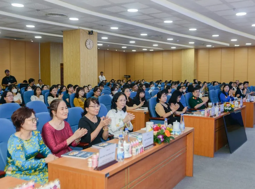 300 học viên là Hội viên Câu lạc bộ và các chuyên gia, nhân viên y tế đến từ các bệnh viện tại TP.HCM và các tỉnh lân cận tham dự tập huấn - Ảnh: QT TAP HUAN DIEU DUONG 2.png