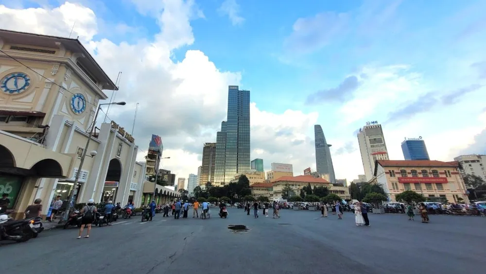 Nhiều bạn trẻ cũng như du khách đã tìm đến chợ Bến Thành để check-in, thăm thú nhưng khu vực này rất cần bố trí thêm nhiều chậu hoa, cây cảnh và cây xanh. Ảnh: Kha Nhiên cho ben thanh 1.jpg