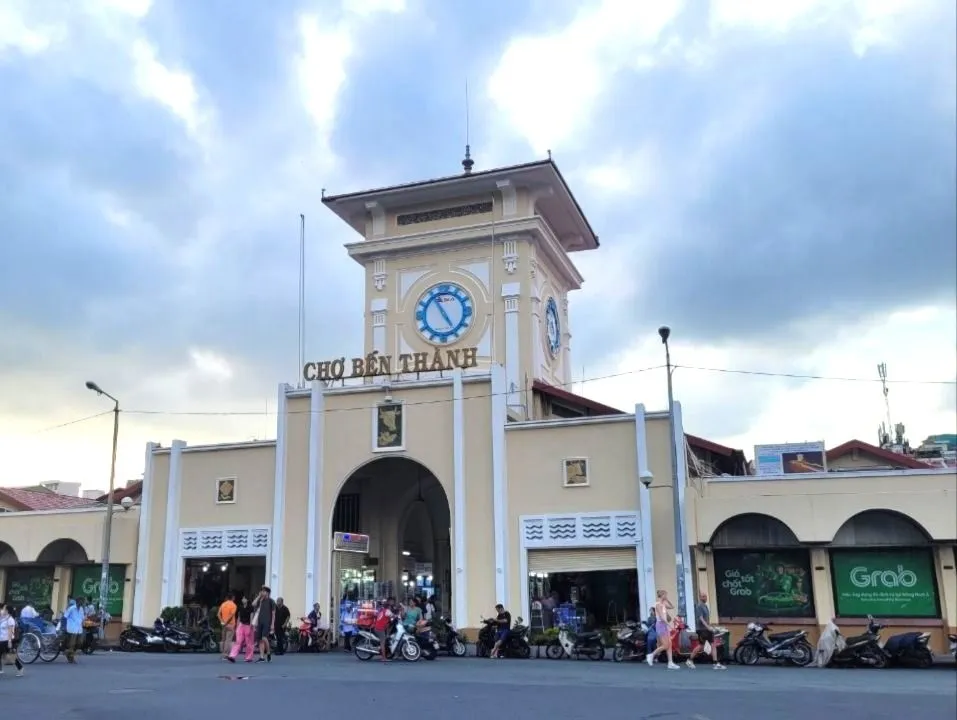 Chợ Bến Thành cần được chỉnh trang cả bên trong lẫn bên ngoài khu vực chợ. Ảnh: Kha Nhiên cho ben thanh.jpg
