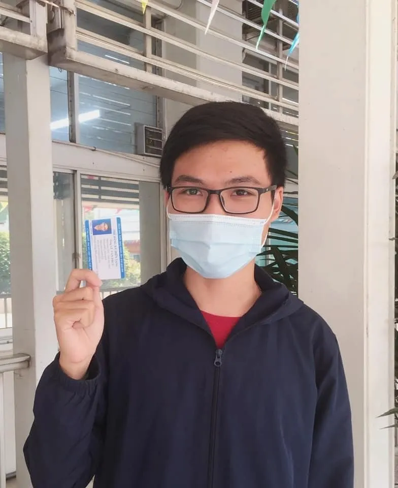 Tác giả Lê Văn Phúc cầm trên tay tấm thẻ Đăng ký hiến tạng năm 19 tuổi. le van phuc 2.jpg