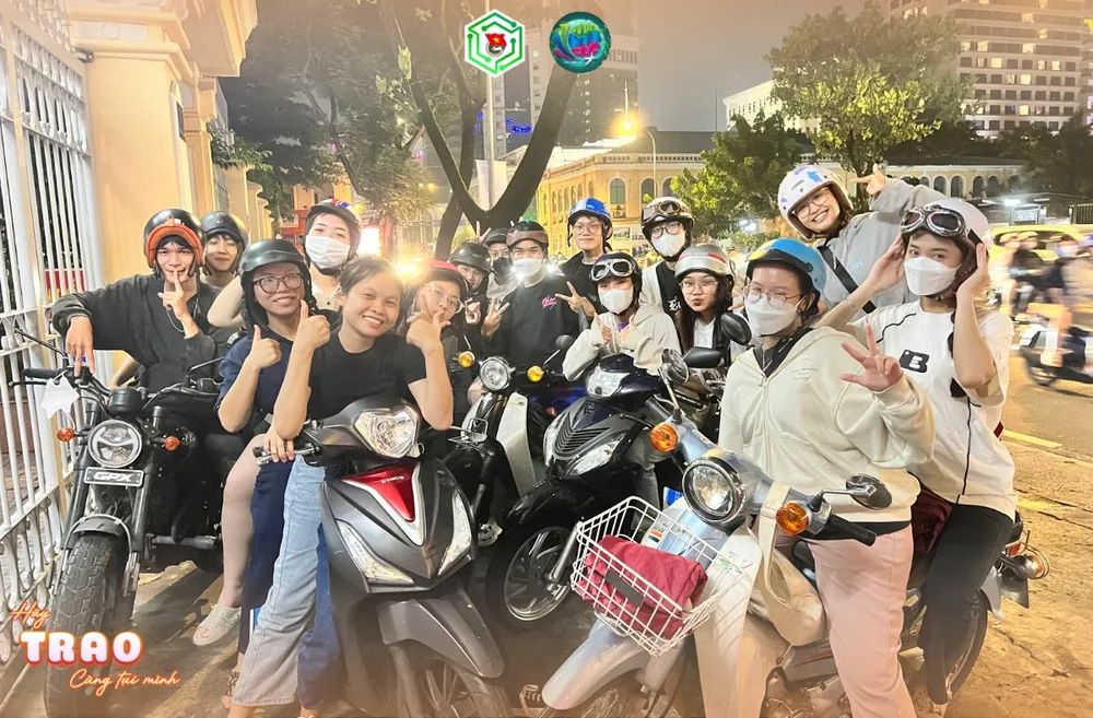 Các thành viên tham gia chương trình TRAO sau khi hoàn thành chương trình. Ảnh: DLK13_CLC trao 2.jpg