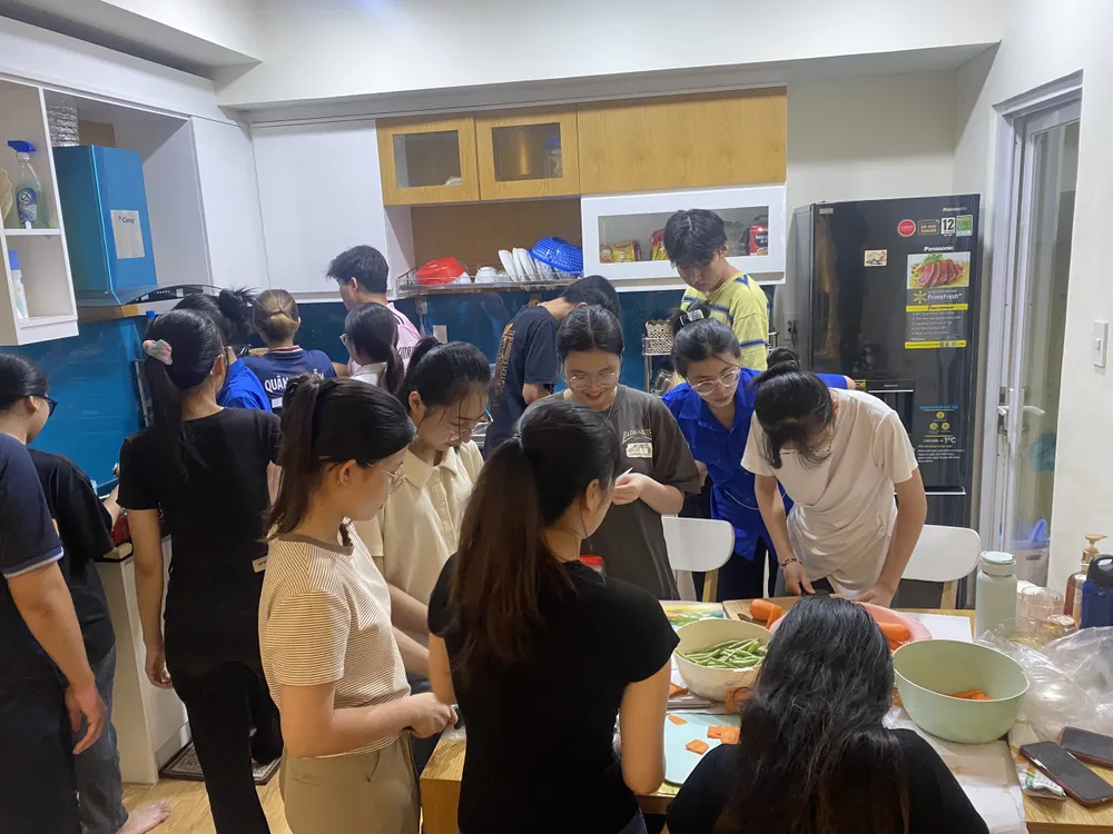 Cùng nhau chuẩn bị các phần cơm. Ảnh: DLK13_CLC trao yeu thuong.jpg