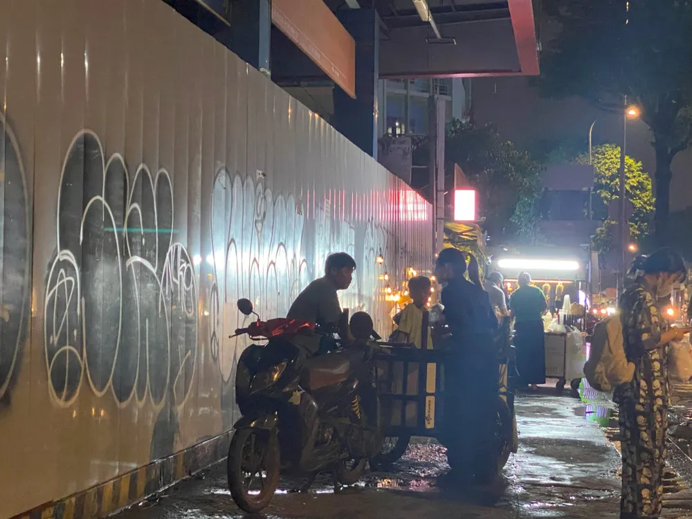 Phần ăn được chuyển đến cho các cô, chú và trẻ em trong hoàn cảnh khó khăn. Ảnh: DLK13_CLC trao yeu thuong5.jpg