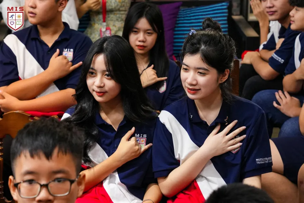 Hoạt động trải nghiệm kết nối Gia đình - Nhà trường - Xã hội thường xuyên được tổ chức trong nhà trường giúp học sinh bình ổn trong cảm xúc... Ảnh: NPT học sinh quây cô giáo