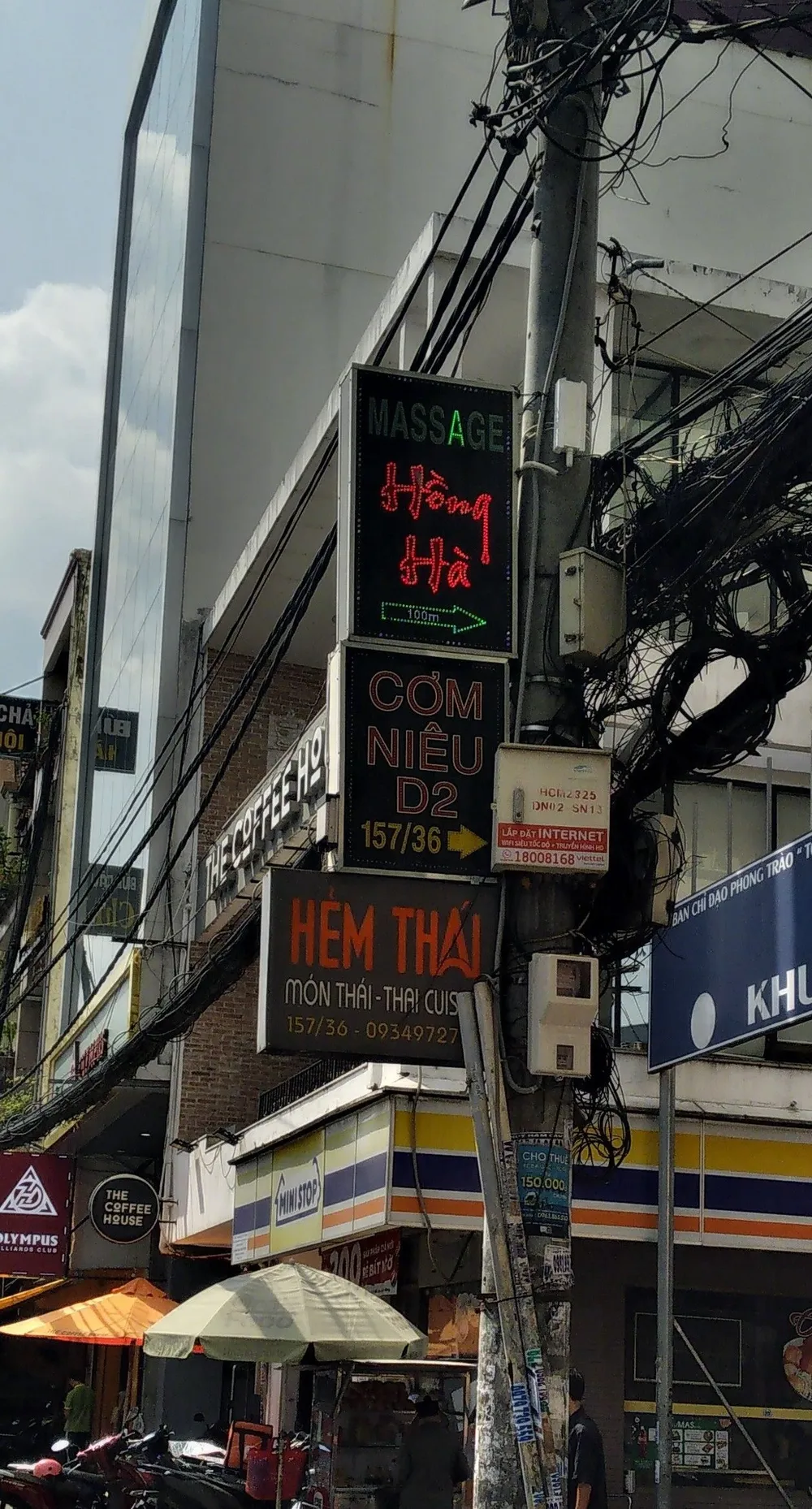 gắn bảng hiệu quảng cáo trên cột đèn