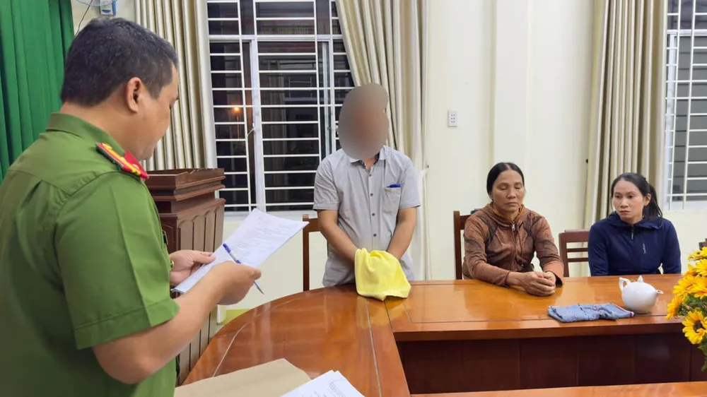 Ông Phan Thượng Mỹ - Người đánh học sinh lớp 9 nhập viện cấp cứu bị bắt tạm giam. Hình ảnh cung cấp cho báo chí, công an Quảng Ngãi che mặt bị can. Ảnh: CA công an Quảng Ngãi che mặt bị can