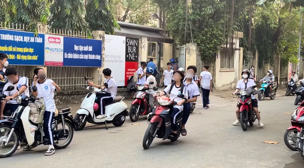 Học sinh Trường THPT Trần Văn Giàu, quận Bình Thạnh chạy xe trên 50 cm3, không đội mũ bảo hiểm. Ảnh: MINH - HIỀN xe trên 50 cm3