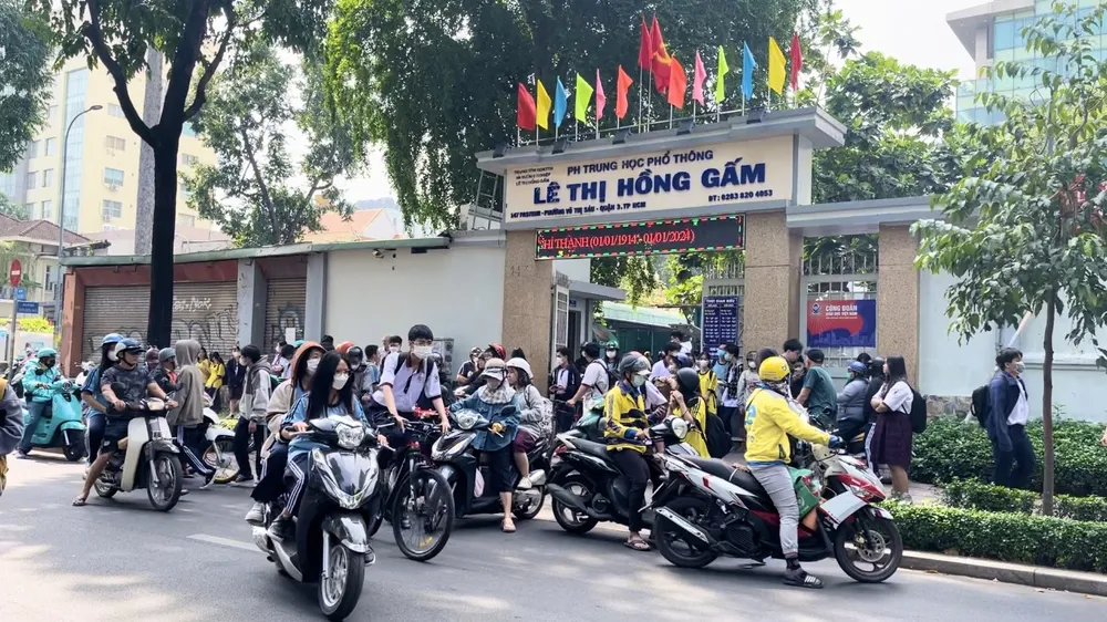 Học sinh chạy xe trên 50 cm3, không đội mũ bảo hiểm khi ra khỏi trường THPT Lê Thị Hồng Gấm. Ảnh: Minh - Hiền xe trên 50 cm3