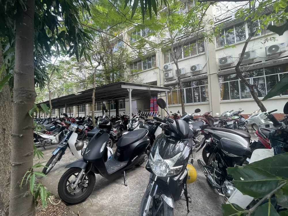 Bãi giữ xe của học sinh tại trường THPT Trần Văn Giàu với rất nhiều xe trên 50cm3. Ảnh: Minh - Hiền xe trên 50cm3