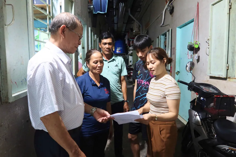 Ban chủ nhiệm tổ công nhân tự quản tuyên truyền, phổ biến pháp luật đến người dân tại khu nhà trọ tại hẻm 430, khu phố 2, phường Thới An. Ảnh: Trần Minh tổ công nhân tự quản