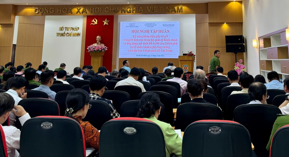 Hội nghị tập huấn kỹ năng nhận diện giấy tờ giả trong năm lĩnh vực thuộc hệ quản lý hành chính và ứng dụng các mô hình của Đề án 06. CCCD thật - giả