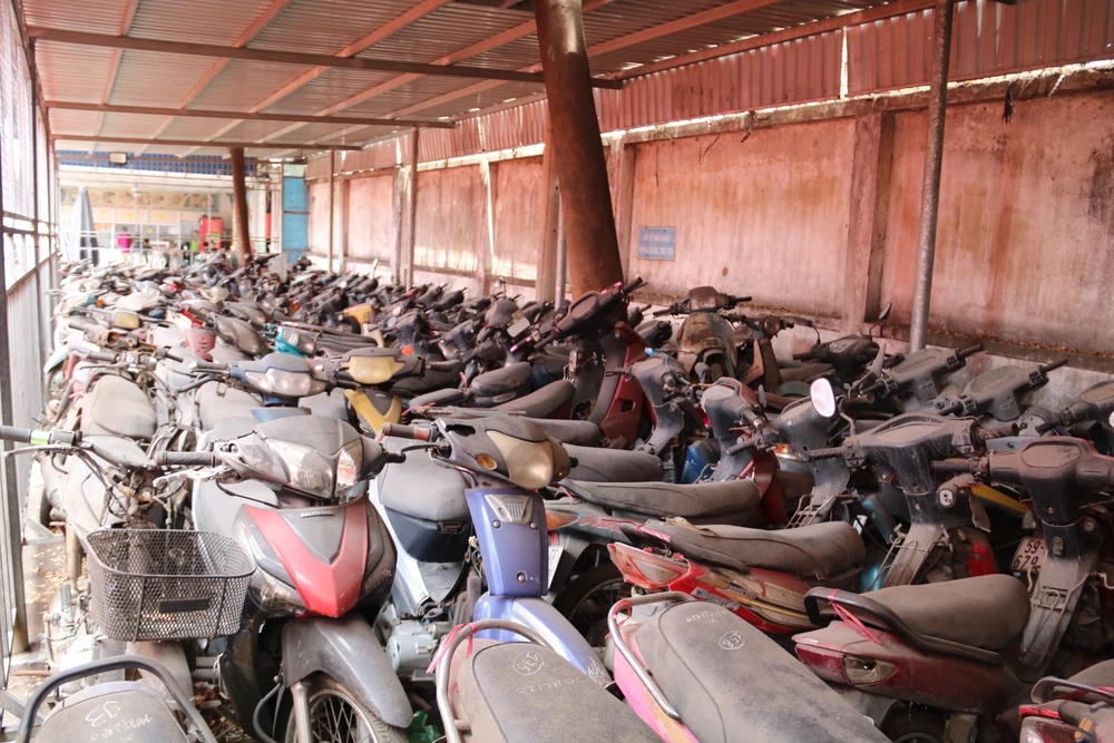 Số xe bị bỏ lại tại Bến xe Miền tây ngày càng tăng. Ảnh: NHƯ NGỌC xe gửi quá hạn