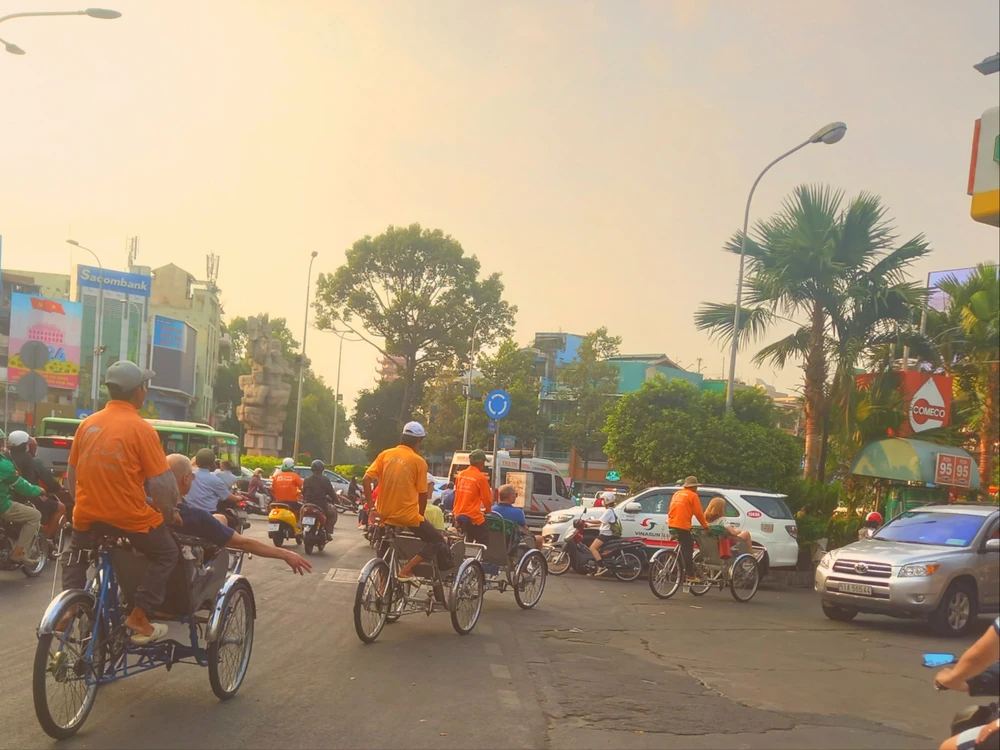 xe xích lô chở khách du lịch