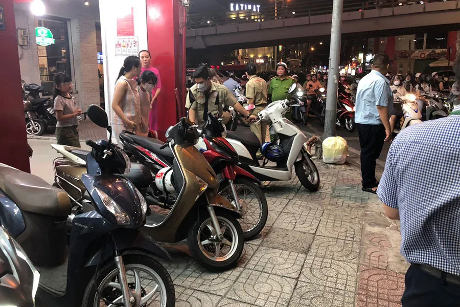 lề đường thành bãi giữ xe