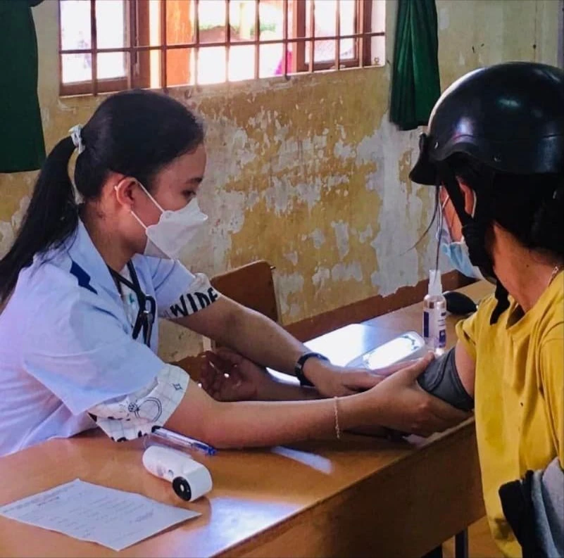 Sinh viên Y khoa Hải Nữ Hoàng Linh tham gia tình nguyện khám chữa bệnh cho người dân vùng sâu vùng xa Đắk Lắk 'không được nghèo'