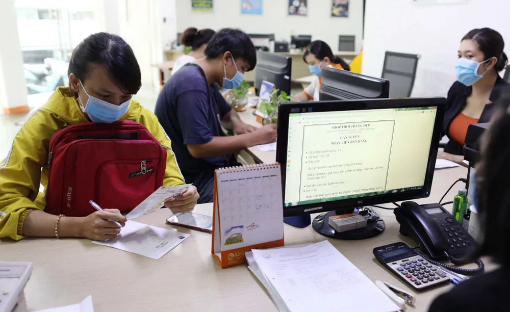 Người lao động nên tìm đến các trung tâm giới thiệu việc làm uy tín để tránh những rủi ro lừa đảo. Trong ảnh là người dân tìm hiểu thông tin tuyển dụng tại Trung tâm giới thiệu việc làm Thanh niên TP.HCM. Ảnh: THẢO HIỀN bay viec nhe luonng cao.jpg