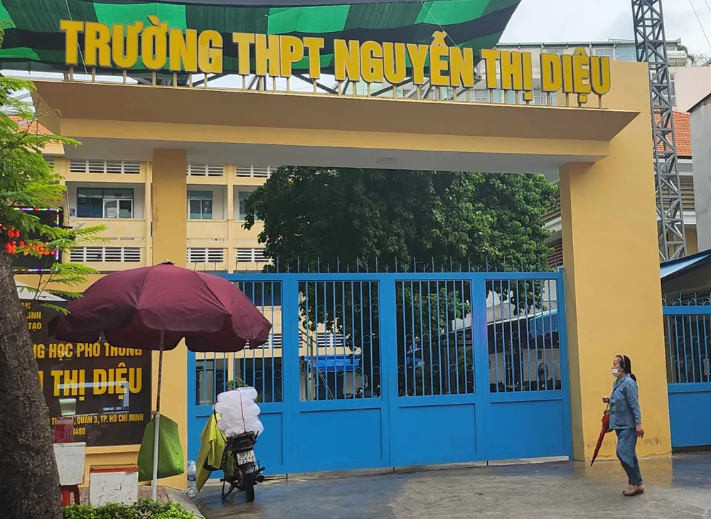 Sau vụ việc, trường THPT Nguyễn Thị Diệu đã đình chỉ công tác cô giáo. Ảnh: Nguyễn Quyên di hoc tre bi danh vao mong.jpeg