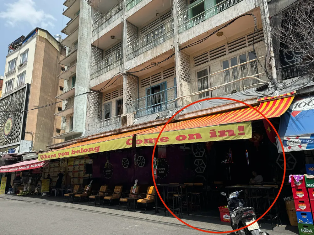Chung cư 155-157 Bùi Viện, quận 1 hiện chỉ còn duy nhất căn nhà của bà Thu chưa di dời do có sự không trùng khớp địa chỉ giữa giấy tờ nhà và quyết định di dời của quận. Ảnh: HUỲNH THƠ chung cu 155-157 bui vien.jpg
