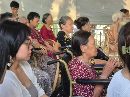 Cụ Trần Thị Hiếu, 76 tuổi góp thêm tiết mục hát cho chương trình. Ảnh: LONG VŨ vung nang bac 2.png