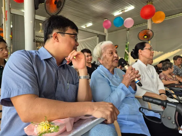 Cụ Võ Hồng Gia đại diện cho các cụ bà bày tỏ cảm giác hạnh phúc. Ảnh: LONG VŨ vung nang bac 3.png