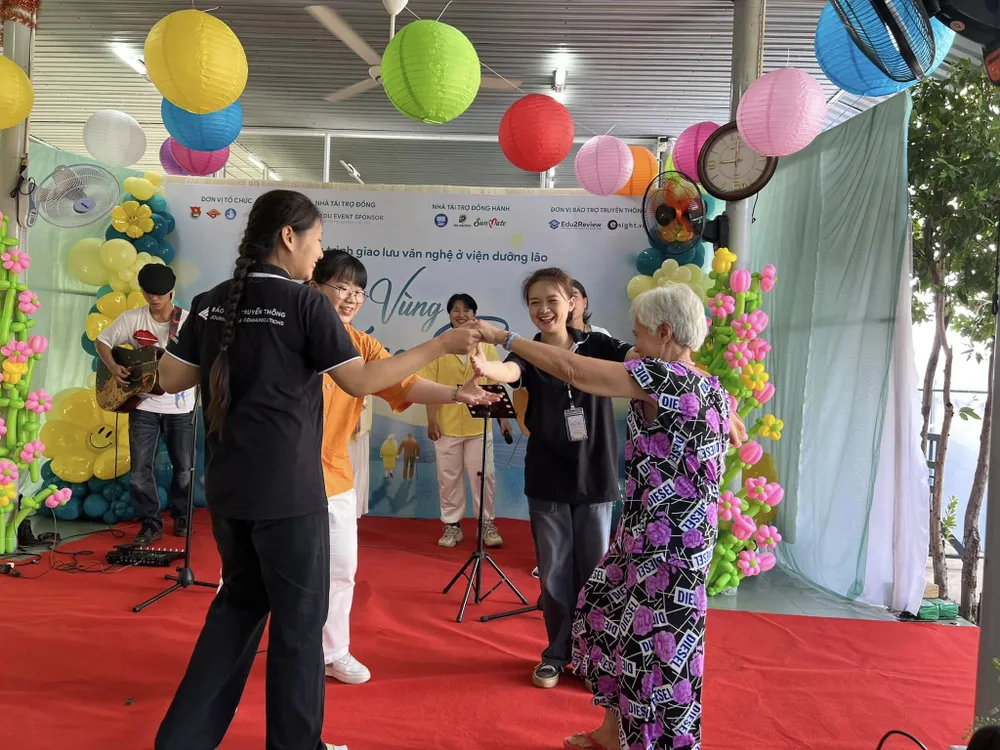Những tiết mục vô vùng yêu đời của các cụ cùng với các bạn sinh viên. vung nang bac 8.jpg