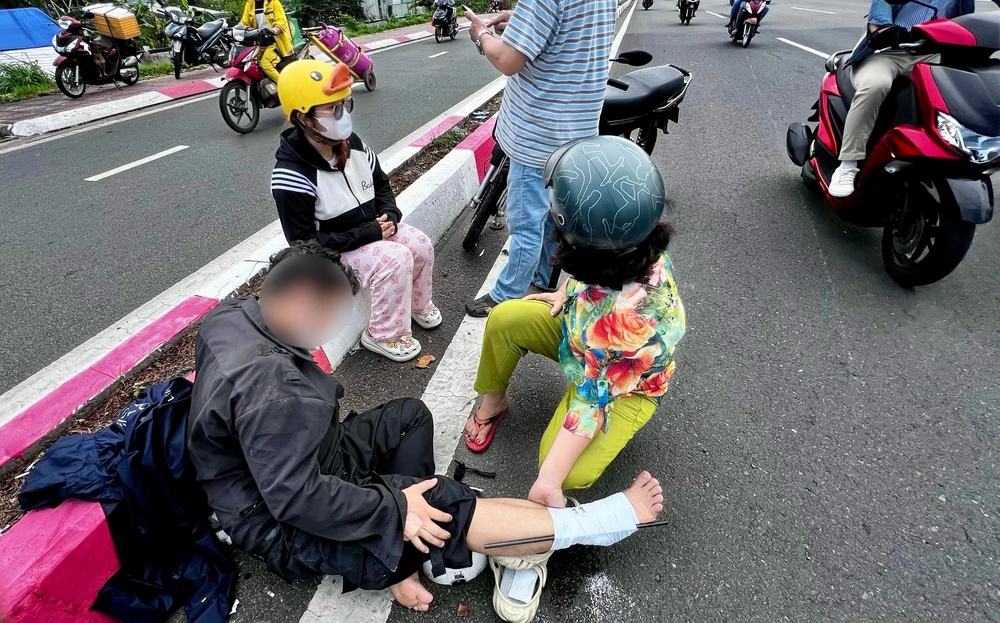 Chó ngồi trên xe máy phóng xuống đường bất ngờ khiến nam thanh niên va phải, bị thương nặng. Ảnh: Nguyễn Vũ Phước chó ngồi trên xe máy phóng xuống đường