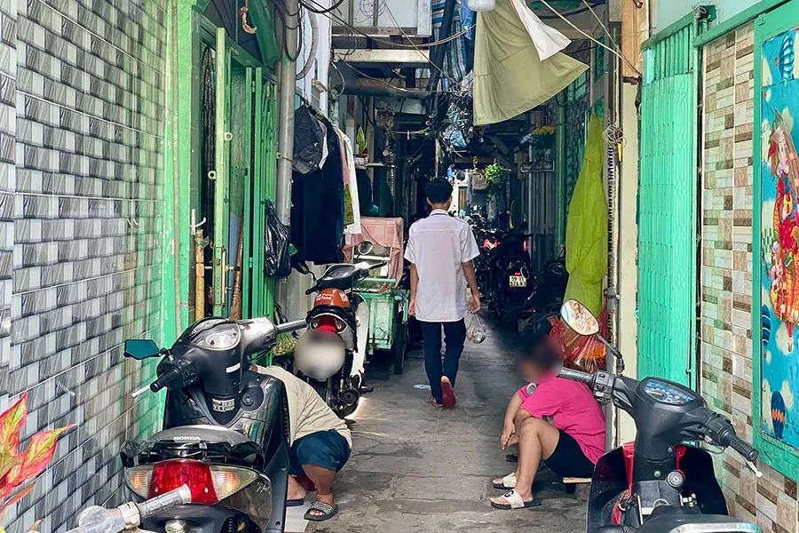 Những hẻm ở khu vực Mả Lạng có nhà san sát nhau và không thấy bất kỳ bảng tiêu lệnh, nội quy PCCC, bình chữa cháy mini thì hết hạn sử dụng. Ảnh: TRẦN MINH cảnh báo nguy cơ mất an toàn PCCC.jpg