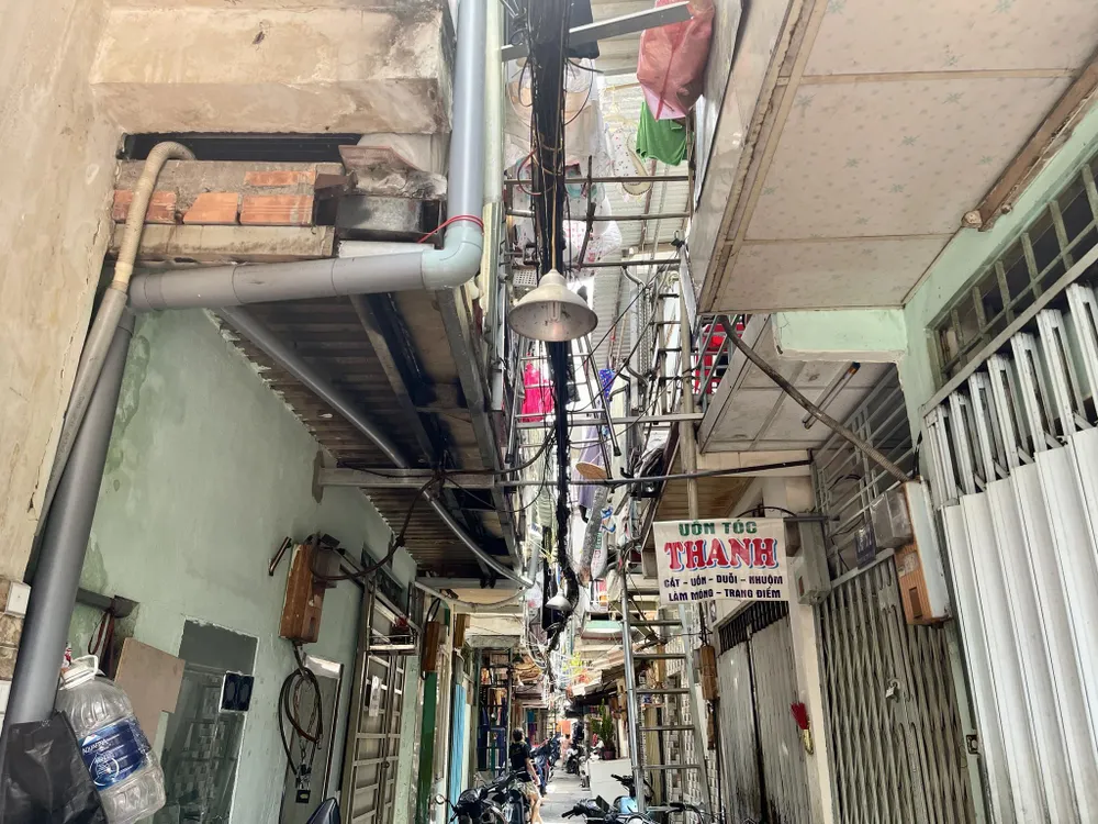 Do diện tích “siêu” nhỏ không tránh được việc người dân nơi đây cơi nới những khung sắt trên lầu để có thêm diện tích. Ảnh: TRẦN MINH Messenger_creation_cd953caf-1454-4a7b-bc78-35393e85ac7e.jpeg