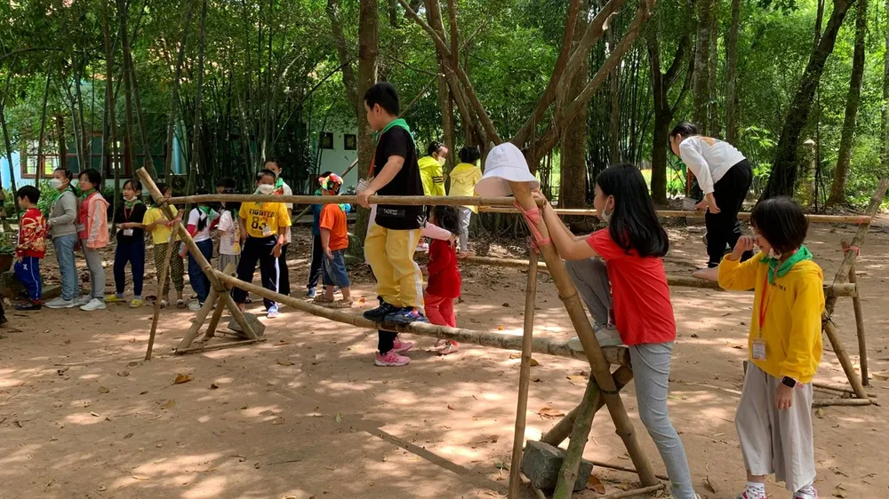 Cha mẹ mong muốn con mình được tham gia những chương trình trại hè bổ ích, tăng cường hoạt động thể chất và kỹ năng sống. Ảnh: Học sinh tham gia trại hè PHD travel. Slide2.JPG