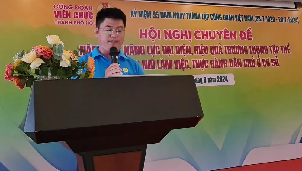 Ông La Thanh Tuấn, Phó Chủ tịch CĐVC TP.HCM phát biểu đề dẫn IMG_20240606_165340.jpg
