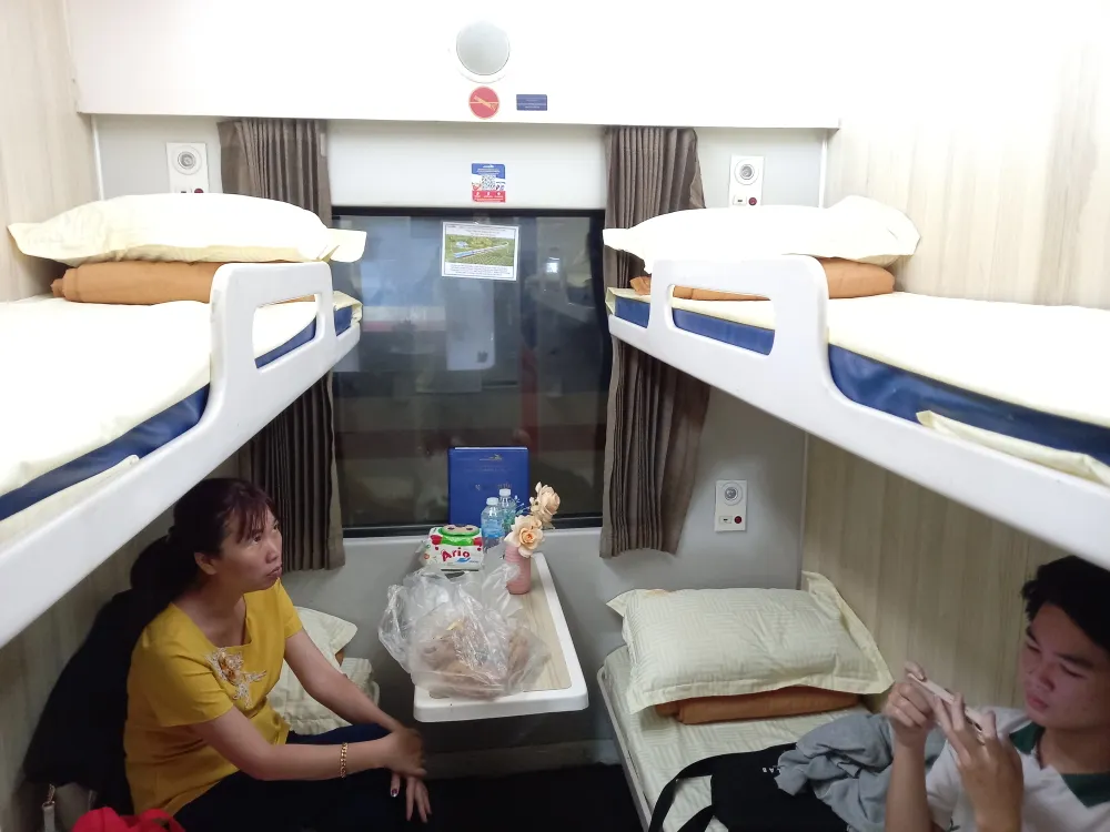 Toa tàu khoang 4 giường rất thỏa mái, thuận tiện và an toàn cho hành khách trên tàu nganh duong sat 1.jpg