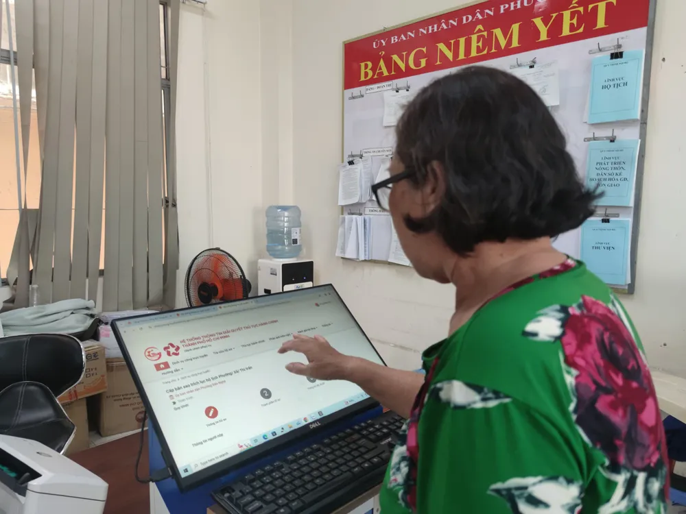 Người dân đến UBND phường 5, quận Gò Vấp thực hiện thủ tục đăng ký dịch vụ công trực tuyến. Ảnh: NGUYỄN HIỀN chứng minh chỗ ở hợp pháp