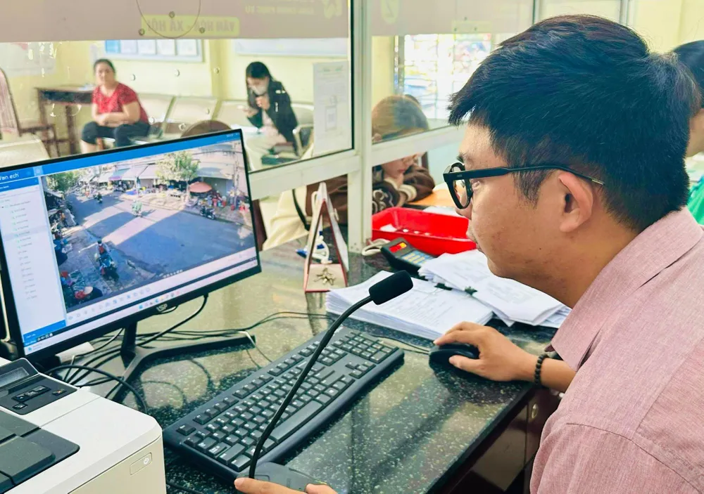 Cán bộ tại phường 12, quận Gò Vấp liên tục quan sát tình trạng lấn chiếm lòng, lề đường. Ảnh: THẢO HIỀN camera thong minh.jfif