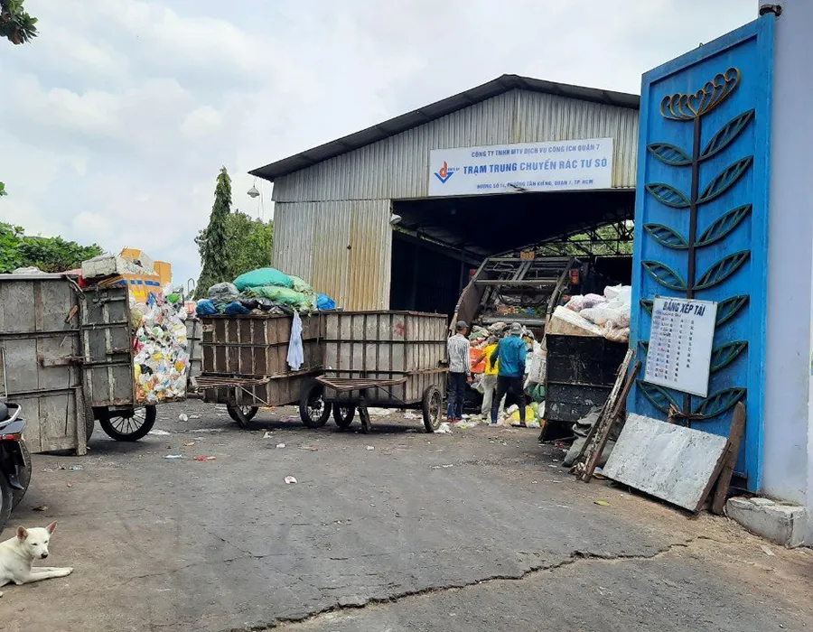 Các đơn vị thu gom rác mong muốn giữ nguyên việc thu gom tiền rác như hiện tại. Ảnh: NVCC thu tiền rác