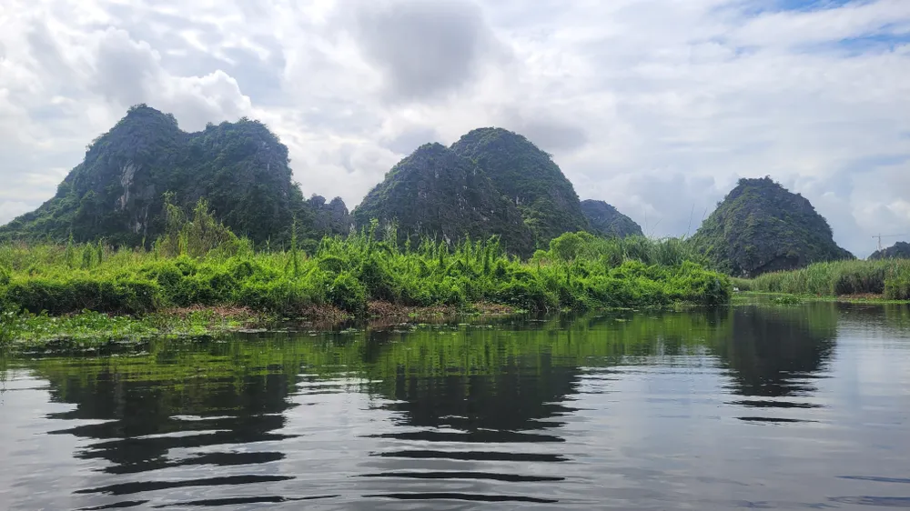 Núi non trùng điệp như một bức tranh thủy mặc. dam Van Long (138).jpg