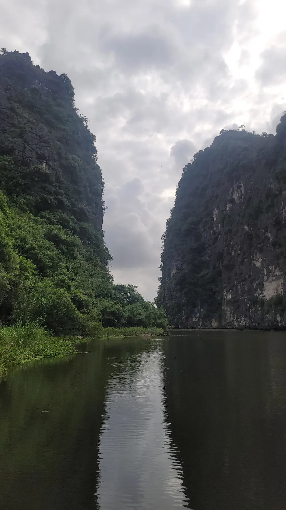 Kẽm Trăm, vách núi dựng đứng, sừng sững hai bên. dam Van Long (174).jpg