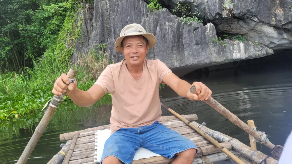 Ông Quách Văn Hiền cho biết mỗi chuyến chở khách, thuyền ông được trả 90.000 đồng. dam Van Long (40).jpg