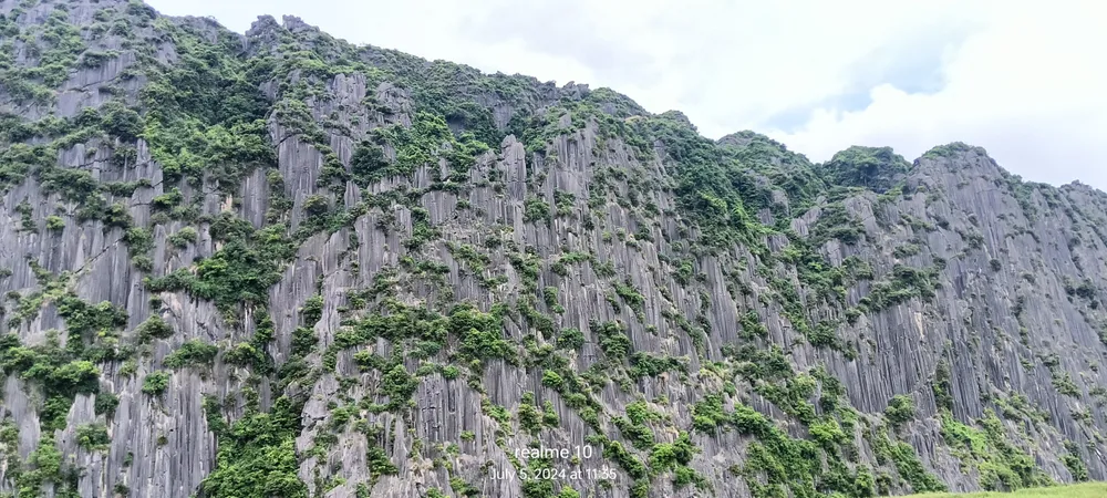 Dãy núi Mèo Cào, tuyệt tác của thiên nhiên. nui Meo cao.jpg