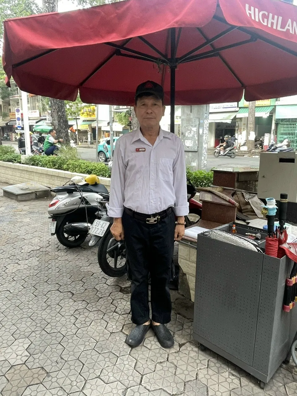Bảo vệ của Highlands Coffee cũng mặc đồ trắng đen. Ảnh: HL 1-highland doi dong phuc.jpg