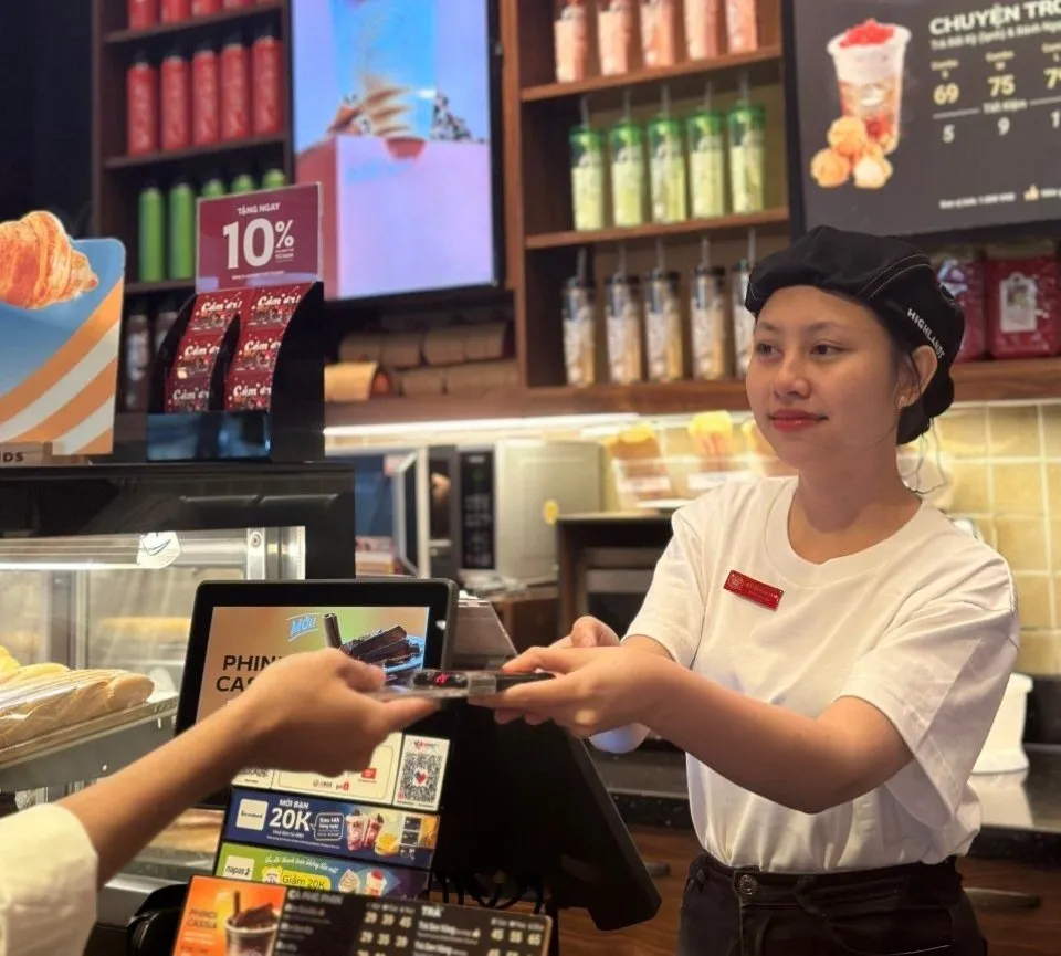 Bạn Đỗ Thị Ngọc Anh, nhân viên Highlands Coffee. Ảnh: HL highland doi dong phuc.jpg