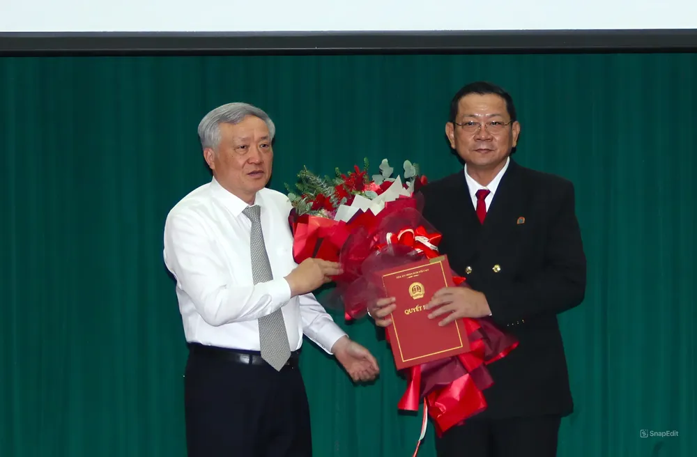 Ông Nguyễn Hòa Bình, Ủy viên Bộ chính trị, Bi thư Trung ương Đảng, Chánh án TAND Tối cao trao quyết định cho ông Trần Thanh Hoàng. Ảnh: TRẦN LINH Tran Thanh Hoang.jpeg