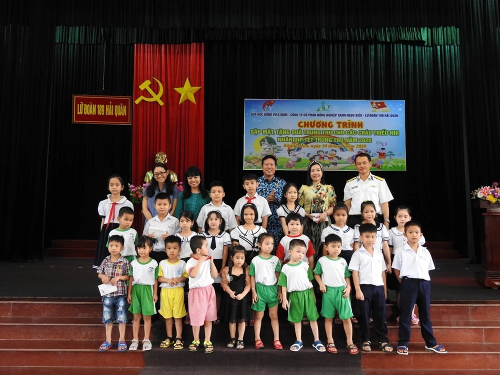 CLB tang qua 2020.jpg