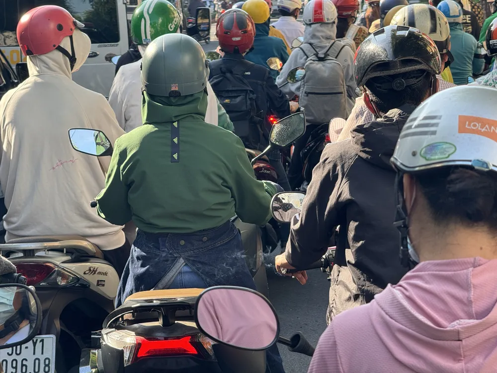 Nhiều người trong lúc dừng đèn đỏ vẫn tranh thủ hút vài hơi. Ảnh: HUỲNH THƠ vua hut thuoc vua lai xe.jpg