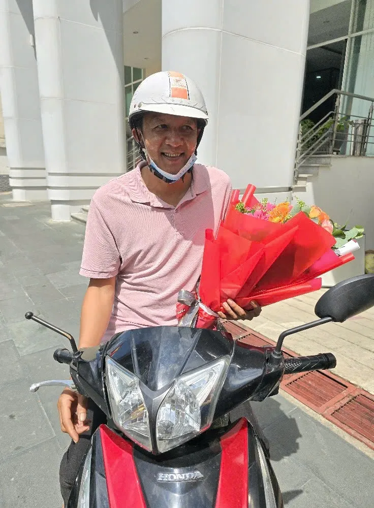 Anh Mai Lê Duy Quang chạy xe máy hơn 20 cây số đến tòa soạn Báo Pháp Luật TP.HCM gặp gỡ mọi người. Ảnh: Phương Nam IMG_20240811_120057.jpg