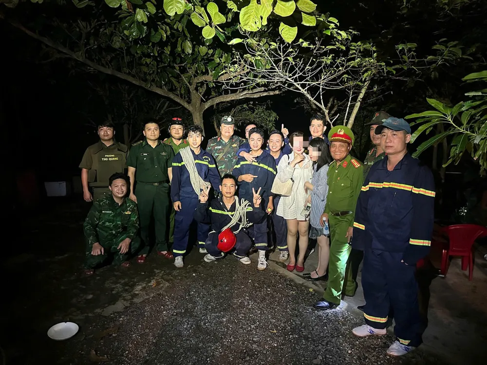 Hai nữ du khách được tìm thấy sau gần 2 tiếng đồng hồ tìm kiếm. Ảnh: BĐBP du-khach-di-lac-rung-son-tra-8155.jpg